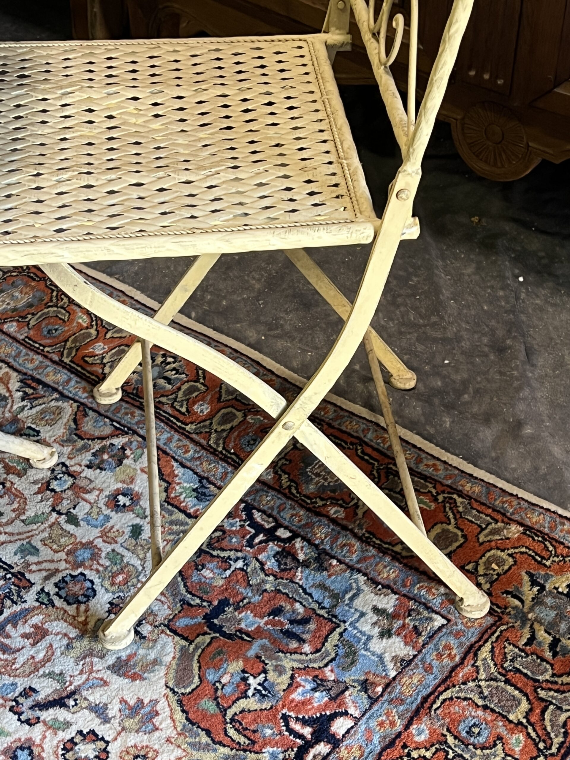 Salon de jardin ou de terrasse pliable en tôle et fer forgé tréssé et ajouré, 5 pièces
