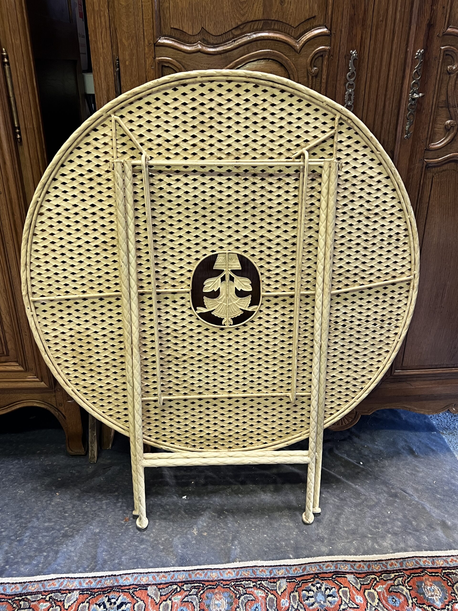 Salon de jardin ou de terrasse pliable en tôle et fer forgé tréssé et ajouré, 5 pièces