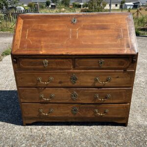 Commode Scriban, Chef-d’œuvre de marqueterie en merisier massif, Fin XVIIIe, début XIXe siècle