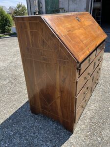 Commode Scriban, Chef-d’œuvre de marqueterie en merisier massif, Fin XVIIIe, début XIXe siècle