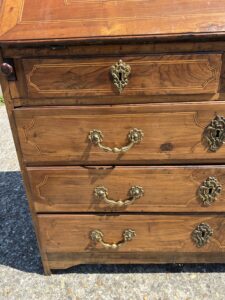 Commode Scriban, Chef-d’œuvre de marqueterie en merisier massif, Fin XVIIIe, début XIXe siècle