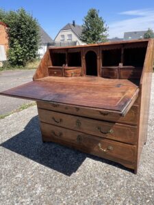 Commode Scriban, Chef-d’œuvre de marqueterie en merisier massif, Fin XVIIIe, début XIXe siècle
