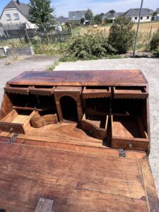 Commode Scriban, Chef-d’œuvre de marqueterie en merisier massif, Fin XVIIIe, début XIXe siècle