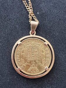 Chaîne de cou à mailles gourmette en or jaune 18 K, médaille Pièce 40 lire Italie, poids 28.4 grs