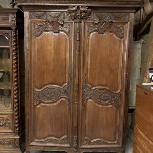 Armoire de mariage en chêne. Chef-d’œuvre d’élégance et de tradition Normande du XIXe siècle