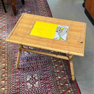 Rare table basse en rotin de Audoux-Minnet et céramique de Roger Capron