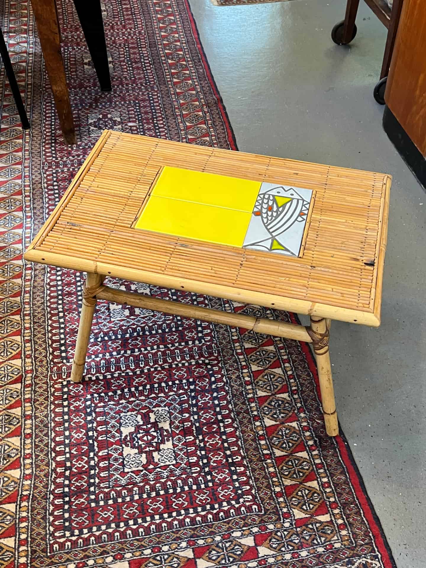 Rare table basse en rotin de Audoux-Minnet et céramique de Roger Capron