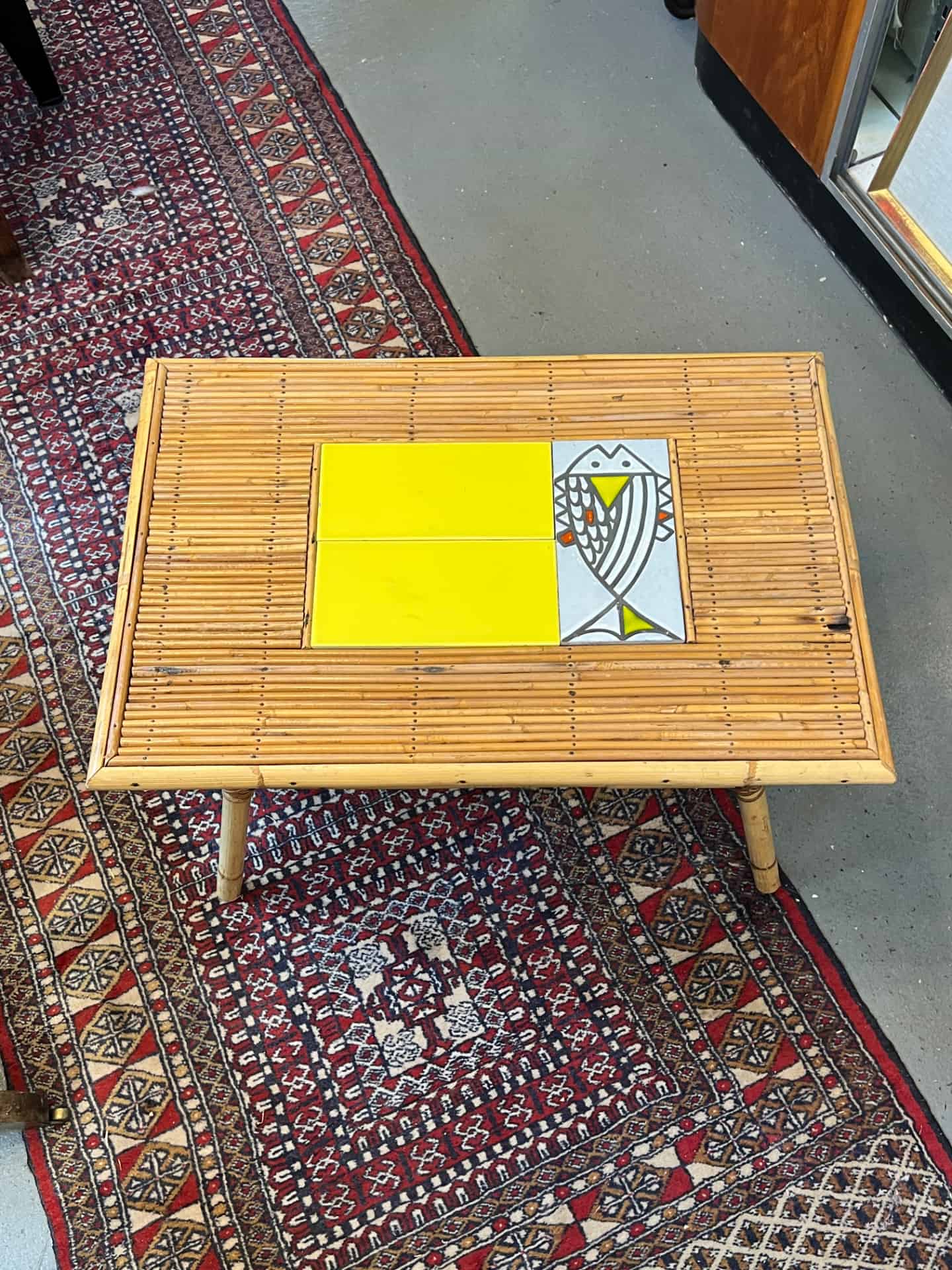 Rare table basse en rotin de Audoux-Minnet et céramique de Roger Capron
