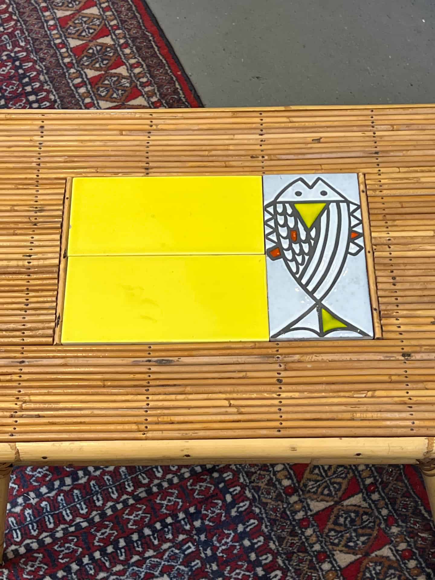 Rare table basse en rotin de Audoux-Minnet et céramique de Roger Capron