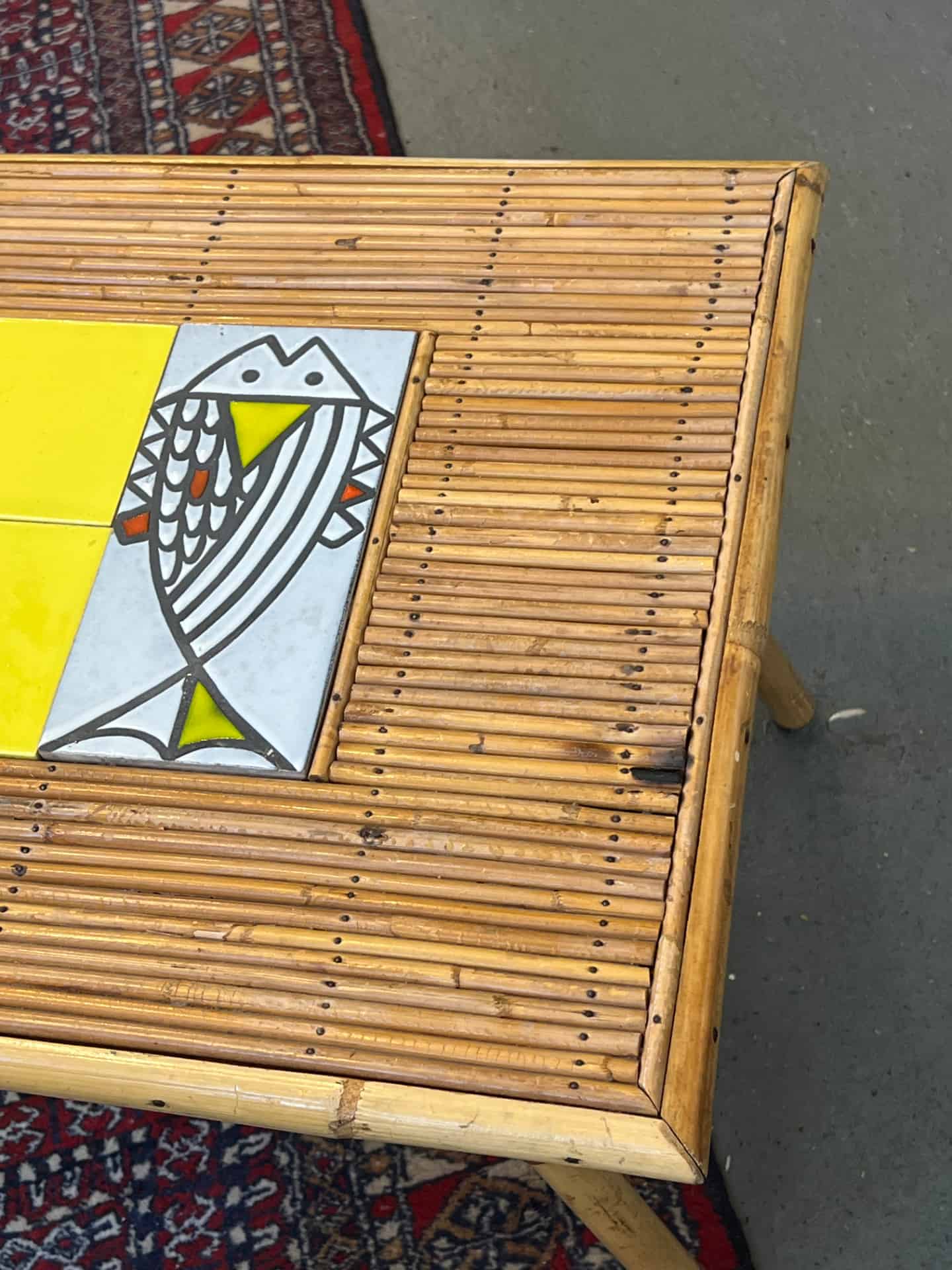 Rare table basse en rotin de Audoux-Minnet et céramique de Roger Capron