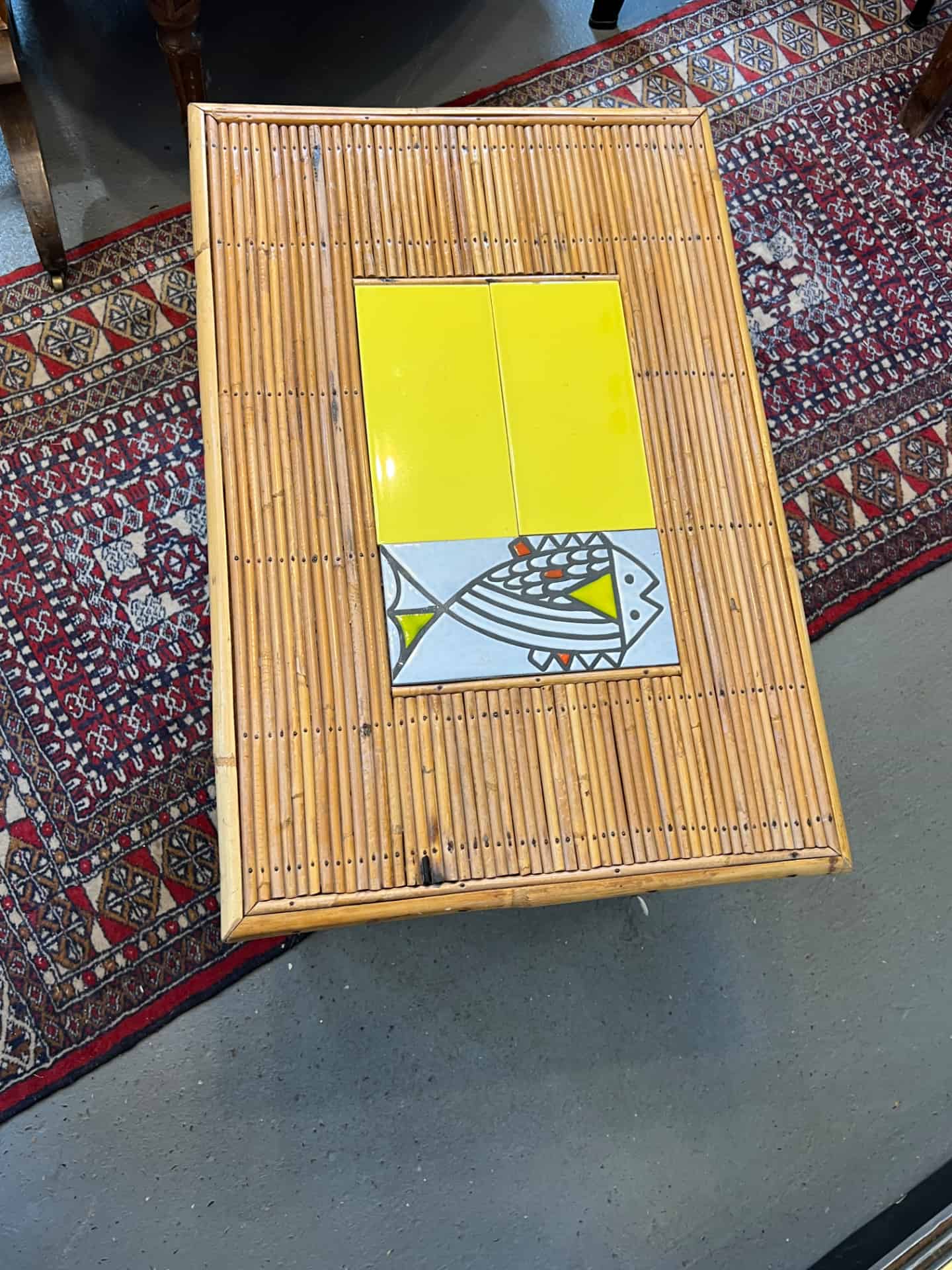 Rare table basse en rotin de Audoux-Minnet et céramique de Roger Capron