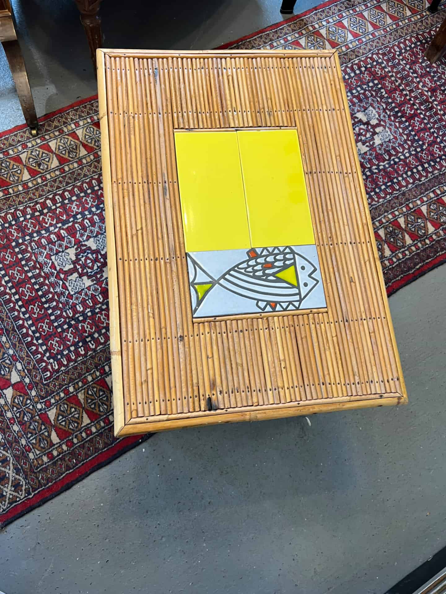 Rare table basse en rotin de Audoux-Minnet et céramique de Roger Capron