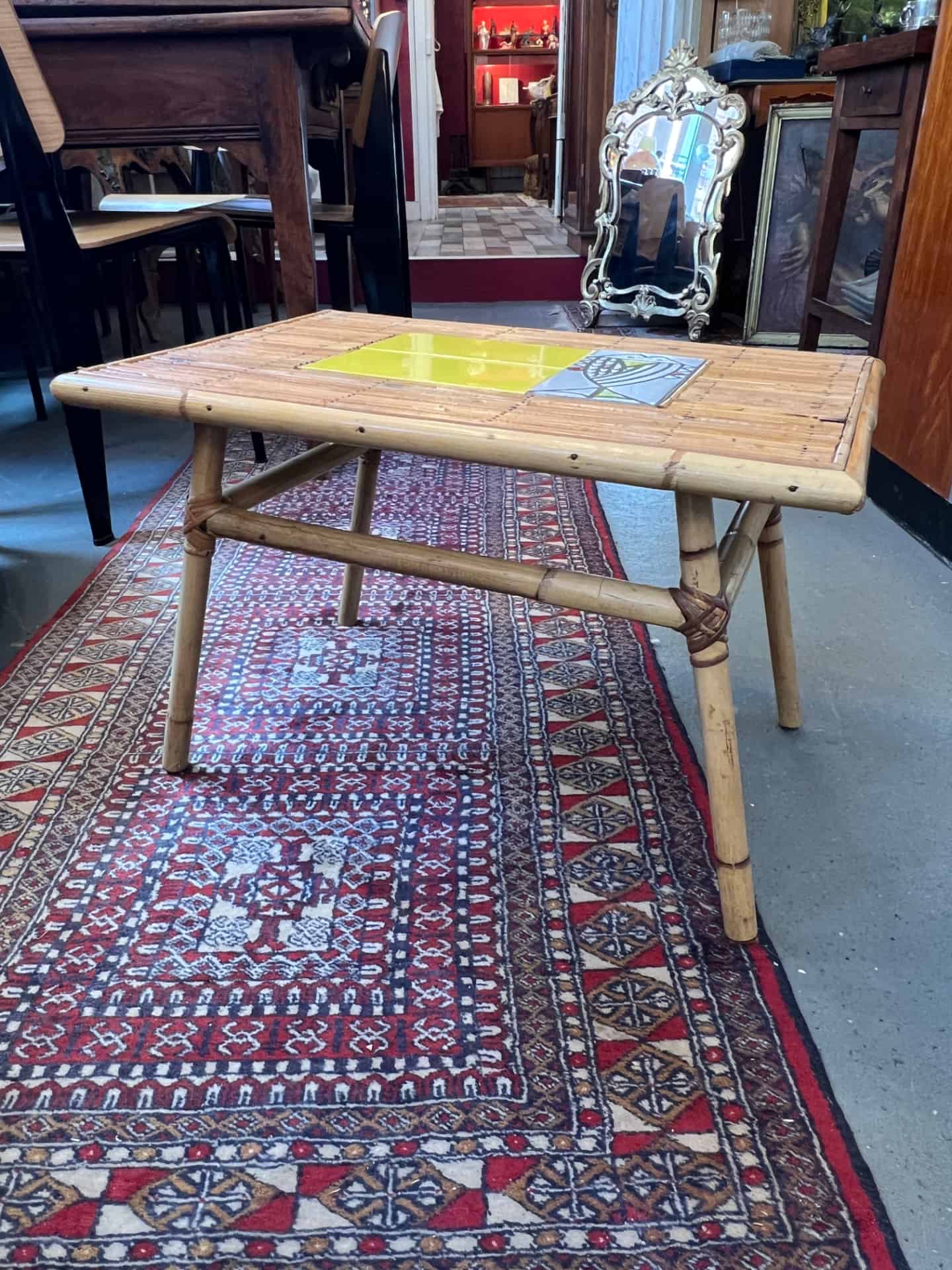 Rare table basse en rotin de Audoux-Minnet et céramique de Roger Capron
