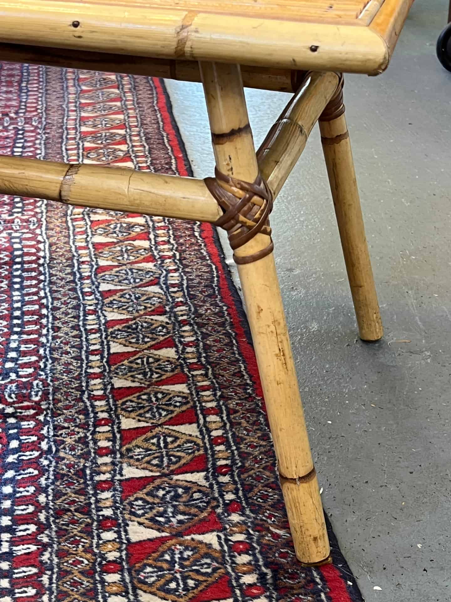 Rare table basse en rotin de Audoux-Minnet et céramique de Roger Capron