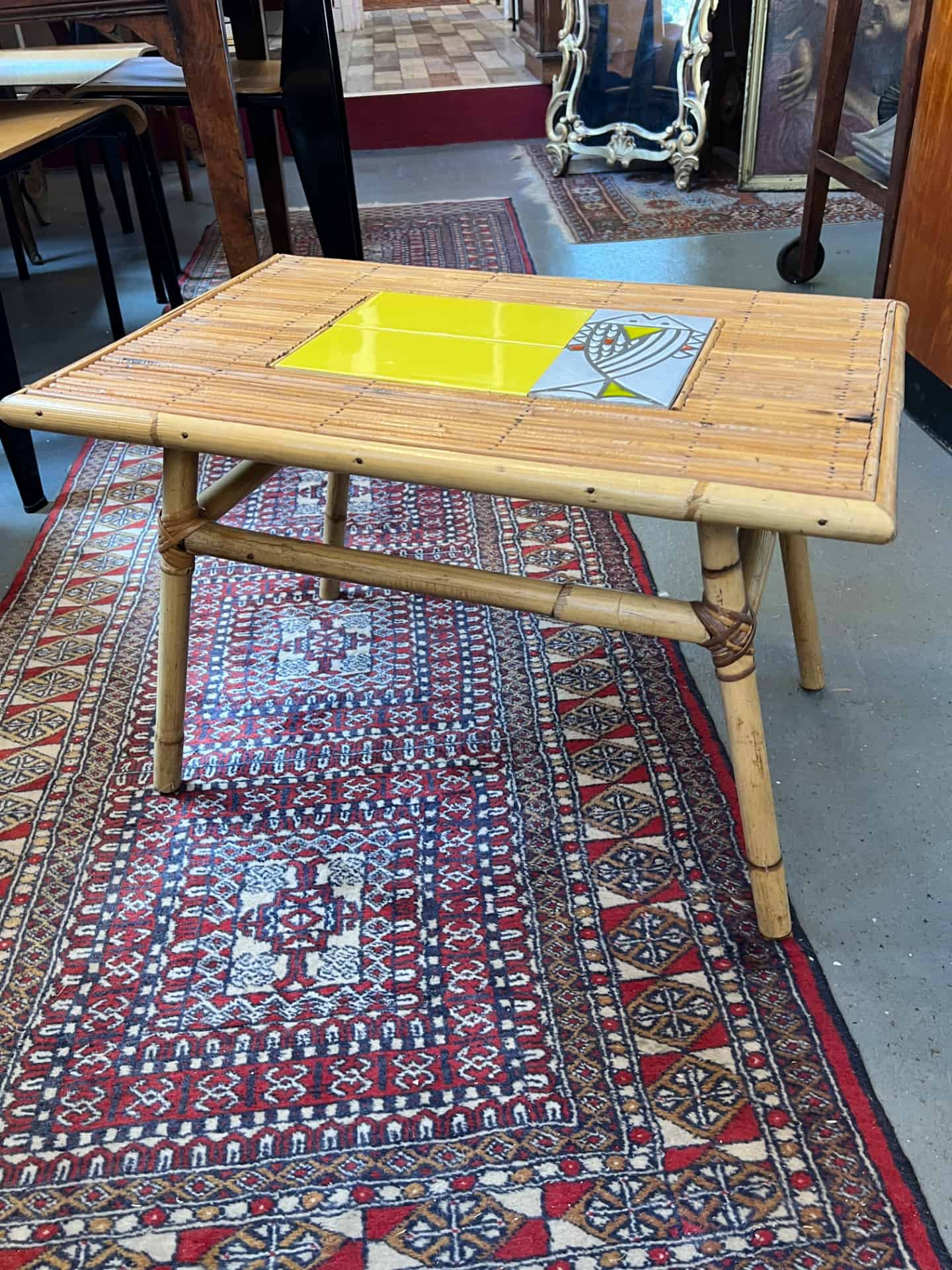 Rare table basse en rotin de Audoux-Minnet et céramique de Roger Capron
