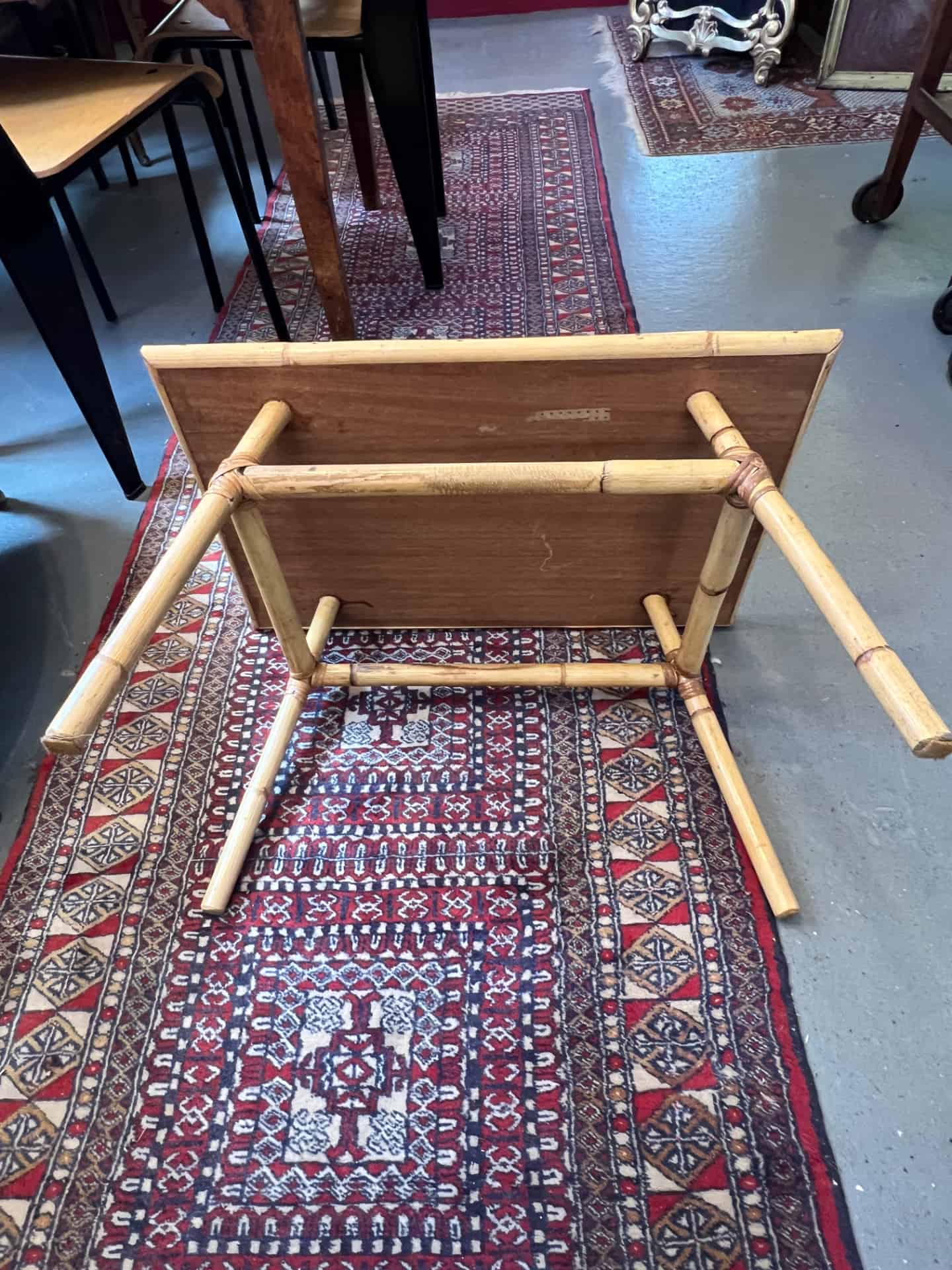Rare table basse en rotin de Audoux-Minnet et céramique de Roger Capron