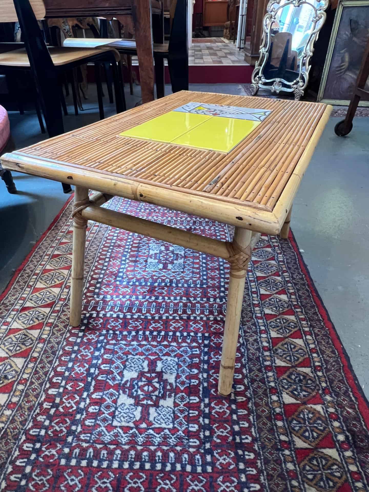 Rare table basse en rotin de Audoux-Minnet et céramique de Roger Capron