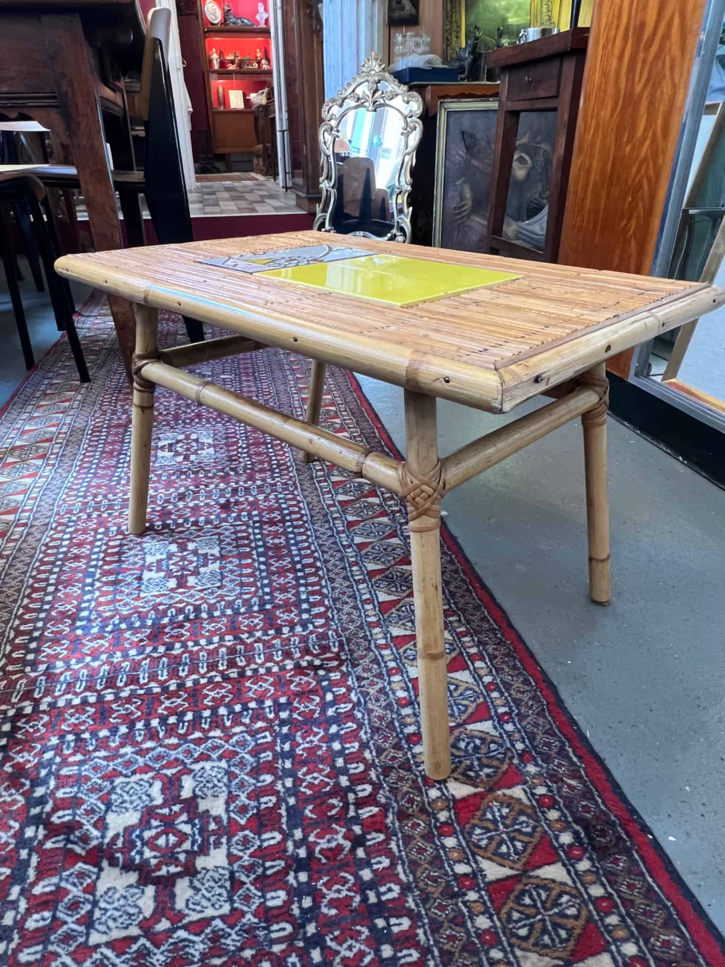 Rare table basse en rotin de Audoux-Minnet et céramique de Roger Capron