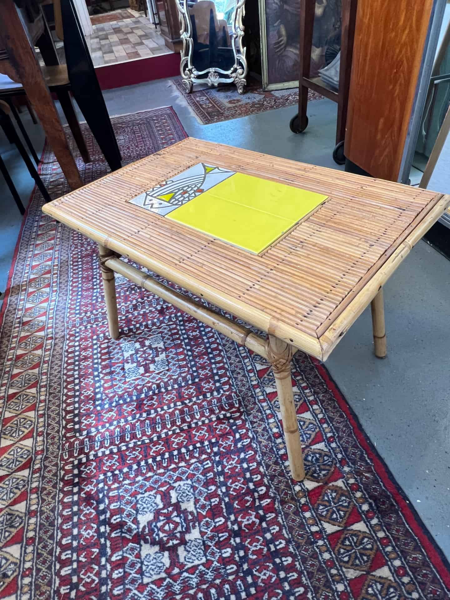 Rare table basse en rotin de Audoux-Minnet et céramique de Roger Capron